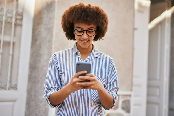 Jovem Empresária Hispânica Sorrindo Feliz Usando Smartphone Cidade — Fotografia de Stock