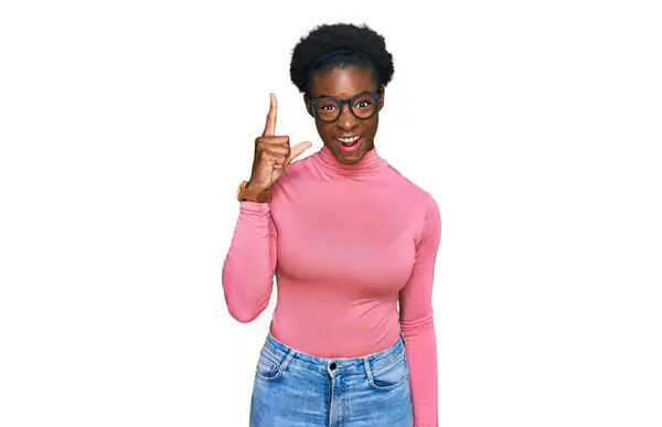 Giovane Ragazza Afroamericana Indossa Abiti Casual Occhiali Puntando Dito Verso — Foto Stock