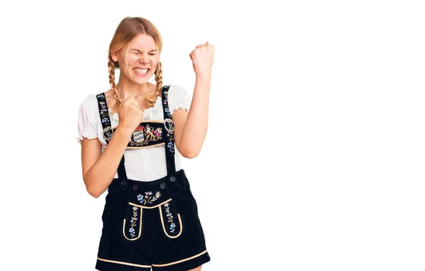Junge Schöne Blonde Frau Oktoberfestkleid Feiert Überrascht Und Erstaunt Über — Stockfoto