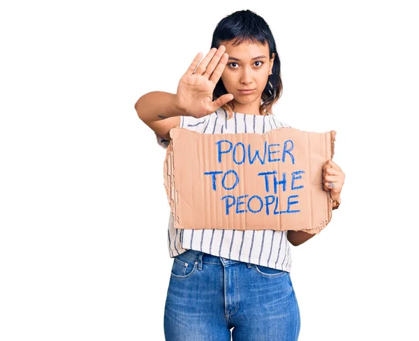 Mujer Joven Sosteniendo Poder Pancarta Del Pueblo Con Mano Abierta —  Fotos de Stock