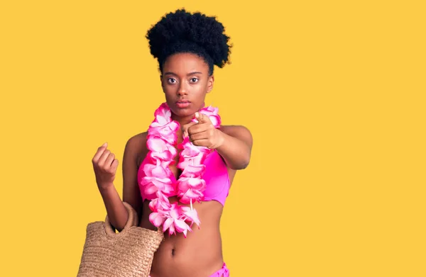 Bikini Giyen Afro Amerikalı Genç Bir Kadın Kamerayı Işaret Eden — Stok fotoğraf