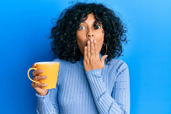 Jovem Hispânica Segurando Café Cobrindo Boca Com Mão Chocada Com — Fotografia de Stock