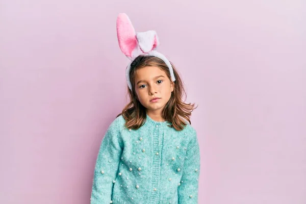 Kis Gyönyörű Lány Visel Aranyos Húsvéti Nyuszi Fülek Nyugodt Komoly — Stock Fotó