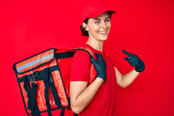 Young Hispanic Woman Holding Take Away Backpack Smiling Happy Pointing — Stock Photo, Image