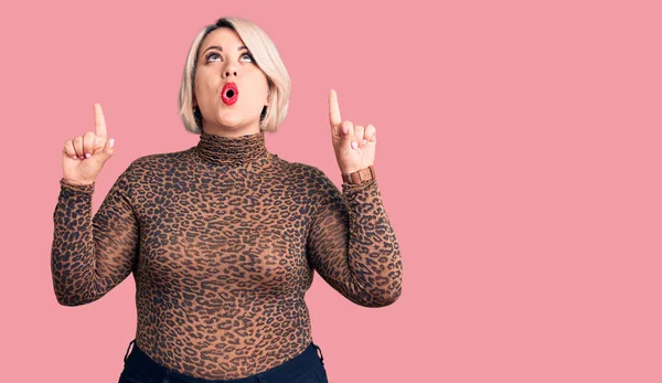 Ung Blond Storlek Kvinna Bär Casual Leopard Shirt Förvånad Och — Stockfoto