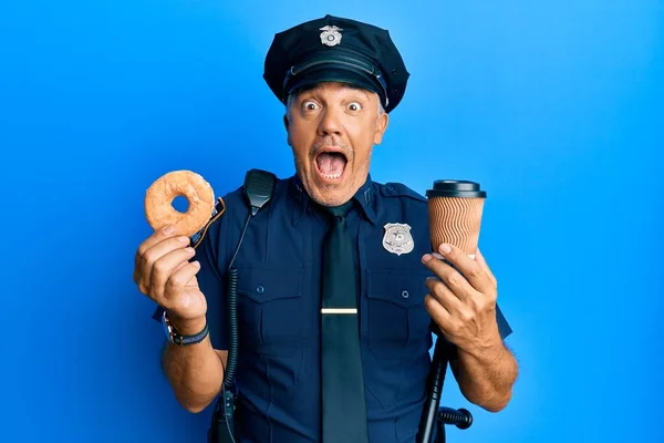 Yakışıklı Orta Yaşlı Polis Donut Yiyor Kahve Içiyor Çılgınca Kutlama — Stok fotoğraf