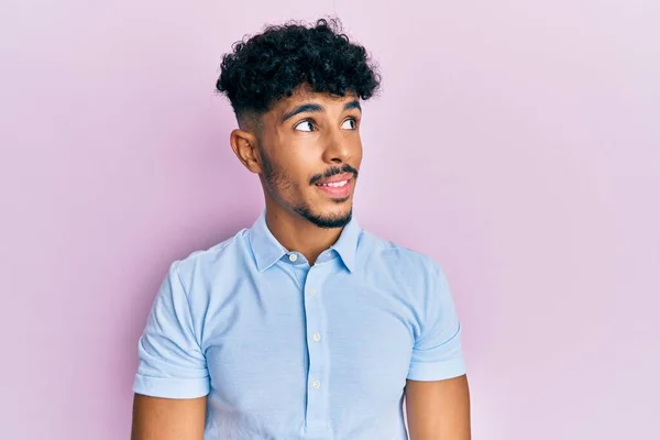 Jovem Árabe Bonito Homem Vestindo Roupas Casuais Olhando Para Lado — Fotografia de Stock