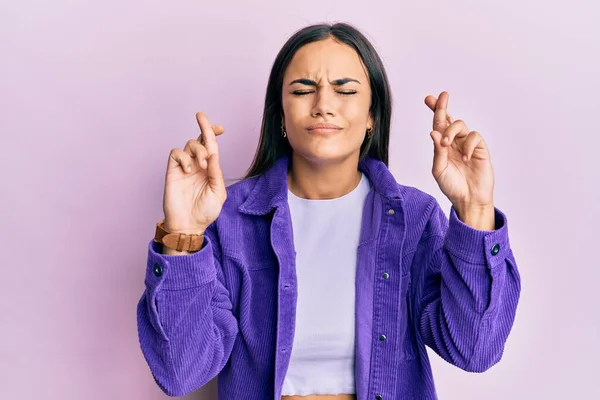 Joven Morena Vestida Con Ropa Casual Señalando Con Dedo Cruzada — Foto de Stock