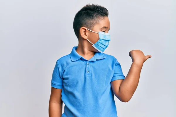 Μικρό Αγόρι Ισπανόφωνο Παιδί Που Φοράει Ιατρική Μάσκα Δείχνοντας Τον — Φωτογραφία Αρχείου
