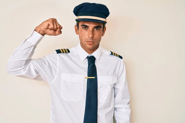 Fiatal Spanyol Férfi Visel Repülőgép Pilóta Egyenruha Erős Személy Mutatja — Stock Fotó