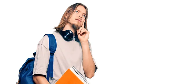 Bonito Homem Caucasiano Com Cabelos Longos Vestindo Mochila Estudantil Segurando — Fotografia de Stock