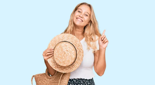 Молодая Блондинка Держащая Летнюю Шляпу Плетеную Сумочку Удивлена Идеей Вопросом — стоковое фото