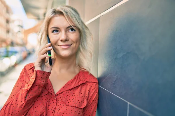 Jong Blond Vrouw Glimlachen Gelukkig Praten Smartphone Stad — Stockfoto