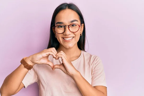 Jovem Mulher Asiática Vestindo Roupas Casuais Óculos Sorrindo Amor Fazendo — Fotografia de Stock