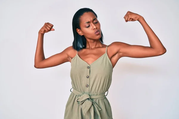Mujer Afroamericana Joven Vestida Con Ropa Casual Mostrando Los Músculos —  Fotos de Stock