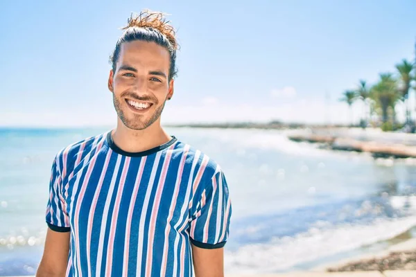 Jovem Hispânico Sorrindo Feliz Olhando Para Câmera Cidade — Fotografia de Stock