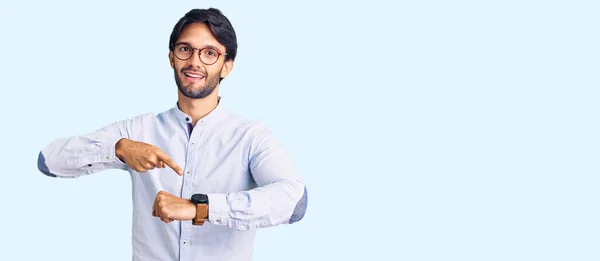 Hombre Hispano Guapo Vistiendo Camisa Negocios Gafas Con Prisa Apuntando — Foto de Stock