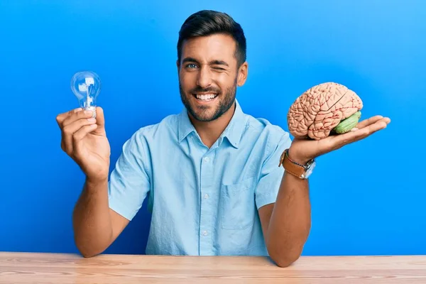 Bonito Homem Hispânico Segurando Lâmpada Cérebro Para Inspiração Ideia Piscando — Fotografia de Stock