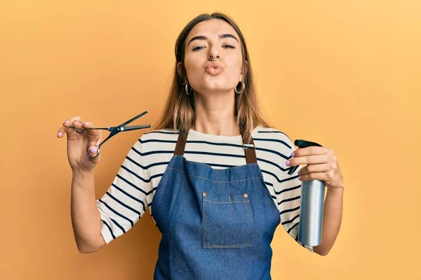 Ung Latinamerikansk Kvinna Bär Frisör Förkläde Och Håller Sax Tittar — Stockfoto