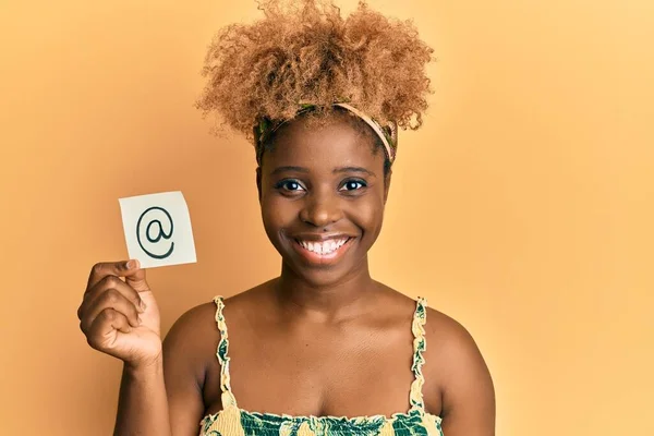 Молода Африканка Афро Волоссям Тримає Онлайн Пошту Символ Папері Виглядає — стокове фото