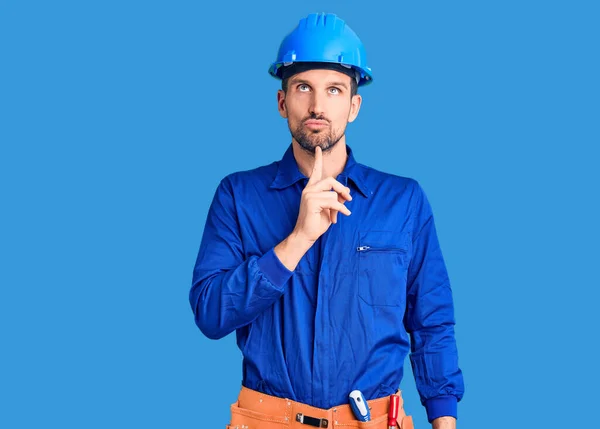 Jovem Homem Bonito Vestindo Uniforme Trabalhador Hardhat Pensando Concentrou Sobre — Fotografia de Stock