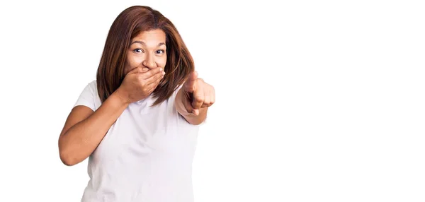 Mujer Latina Mediana Edad Vistiendo Una Camiseta Blanca Casual Riéndose — Foto de Stock