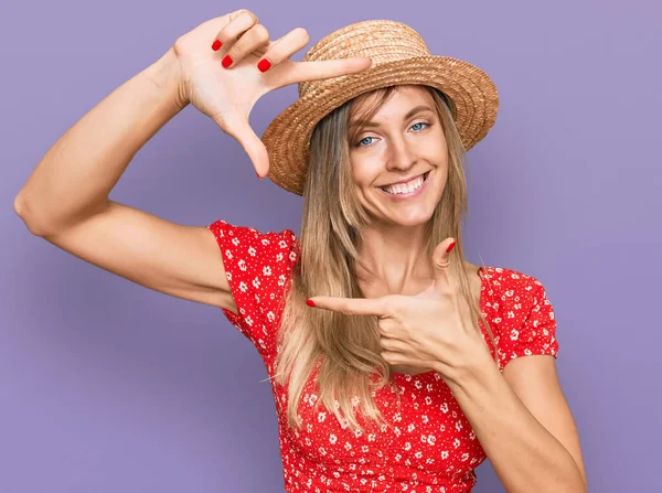 夏の帽子をかぶっている美しい白人女性は 幸せな顔で手や指でフレームを作り笑顔 創造性と写真の概念 — ストック写真