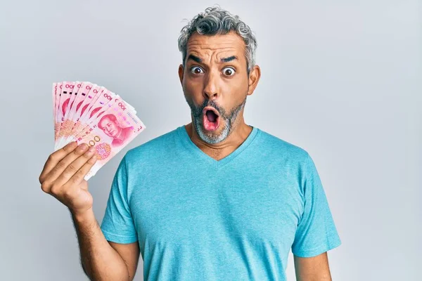 Middle Age Grey Haired Man Holding Yuan Chinese Banknotes Scared — Stok fotoğraf