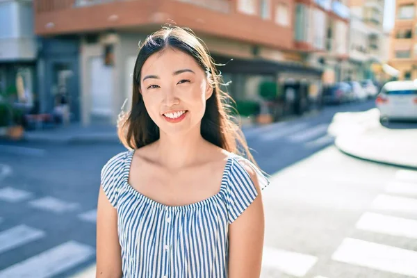 Giovane Donna Cinese Sorridente Felice Passeggiando Strada Della Città — Foto Stock