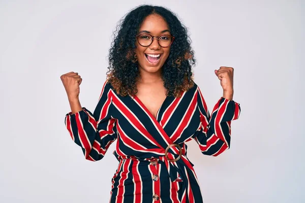 Jovem Afro Americana Vestindo Roupas Casuais Óculos Gritando Orgulhoso Celebrando — Fotografia de Stock