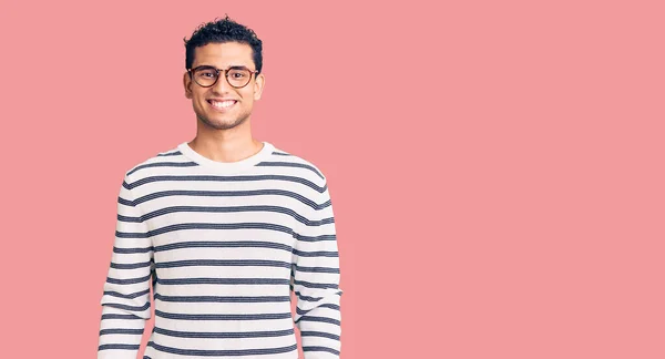 Латиноамериканец Красивый Молодой Человек Повседневной Одежде Очках Счастливой Прохладной Улыбкой — стоковое фото