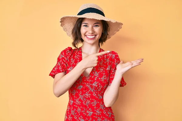 Young Beautiful Girl Wearing Summer Hat Amazed Smiling Camera While — Stock Photo, Image