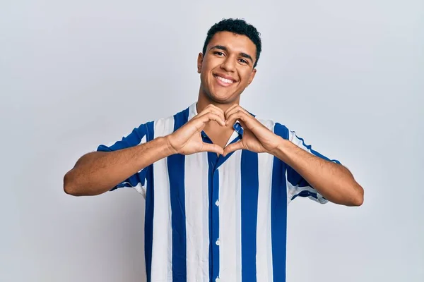 Homem Árabe Jovem Vestindo Roupas Casuais Sorrindo Amor Mostrando Símbolo — Fotografia de Stock