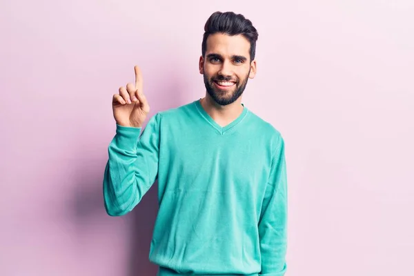 Junger Gutaussehender Mann Mit Bart Trägt Lässigen Pullover Lächelt Mit — Stockfoto