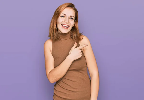 Young Caucasian Woman Wearing Casual Clothes Cheerful Smile Face Pointing — Stock Photo, Image