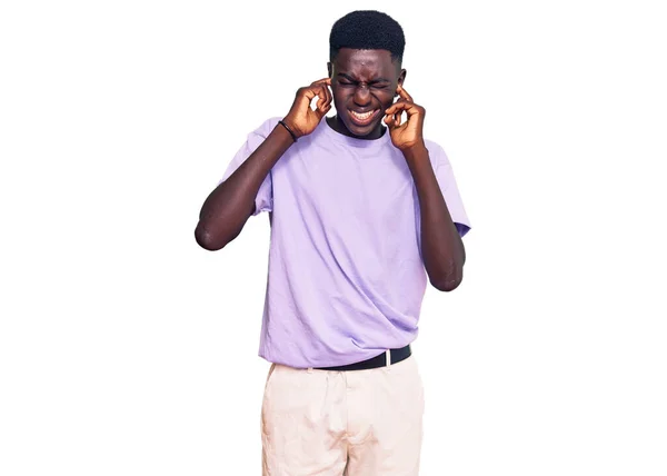 Ung Afrikansk Amerikan Man Bär Casual Kläder Täcker Öronen Med — Stockfoto