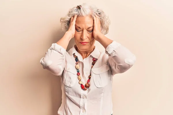 Ältere Grauhaarige Frau Lässiger Kleidung Leidet Unter Kopfschmerzen Verzweifelt Und — Stockfoto