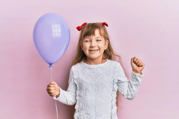 Kleine Kaukasische Mädchen Kind Mit Lila Luftballon Schreit Stolz Feiert — Stockfoto
