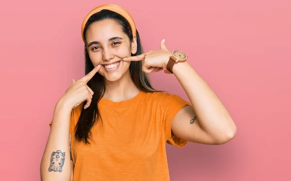 Jonge Latijns Amerikaanse Vrouw Casual Kleding Lachend Vrolijk Tonen Wijzen — Stockfoto