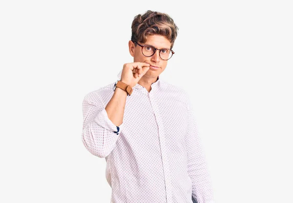 Joven Hombre Guapo Con Ropa Negocios Gafas Boca Labios Cerrados — Foto de Stock