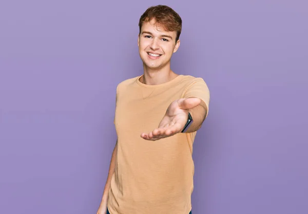 Junger Kaukasischer Mann Lässiger Kleidung Lächelt Fröhlich Und Bietet Handflächen — Stockfoto