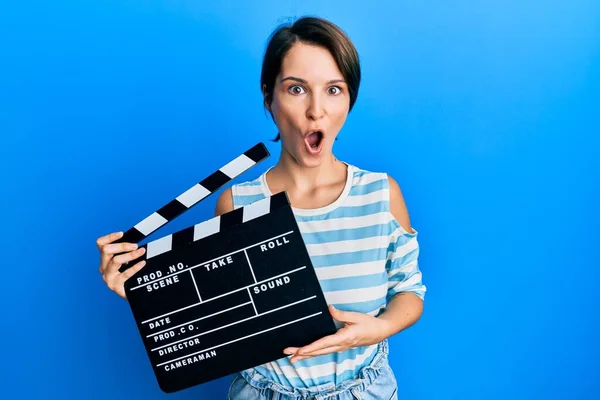 Mladá Brunetka Krátkými Vlasy Drží Video Film Clapboard Strach Šokován — Stock fotografie