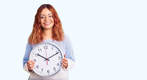 Jovem Mulher Latina Segurando Grande Relógio Olhando Positivo Feliz Sorrindo — Fotografia de Stock