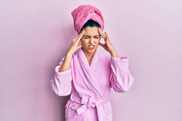 모자를 목욕하는 여성은 스트레스때문에 머리에 통증을 느끼기 머리에 편두통으로 고생하다 — 스톡 사진