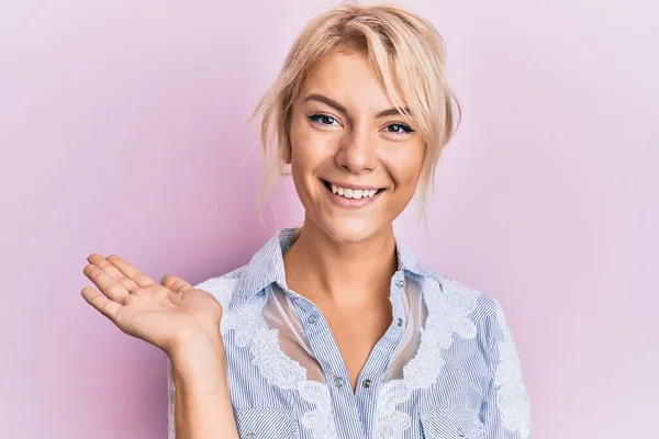 Young Blonde Girl Wearing Casual Clothes Smiling Cheerful Presenting Pointing — Stock Photo, Image