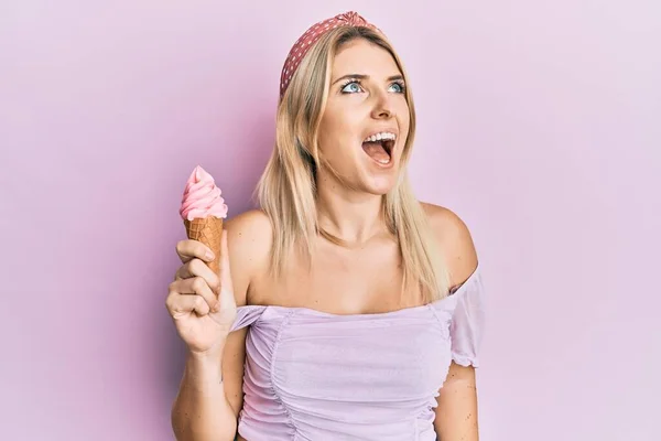 Mujer Caucásica Joven Sosteniendo Helado Enojado Loco Gritando Frustrado Furioso —  Fotos de Stock