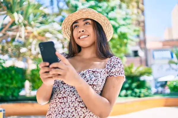 Young Latin Woman Vacation Using Smartphone Walking Street City — Stock Photo, Image