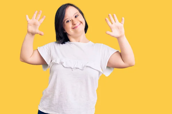 Sendromlu Esmer Kadın Günlük Beyaz Tişört Giyer Parmaklarını Numaraya Gösterir — Stok fotoğraf