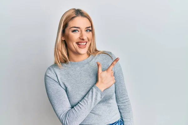 Mulher Branca Jovem Vestindo Roupas Casuais Alegre Com Sorriso Rosto — Fotografia de Stock