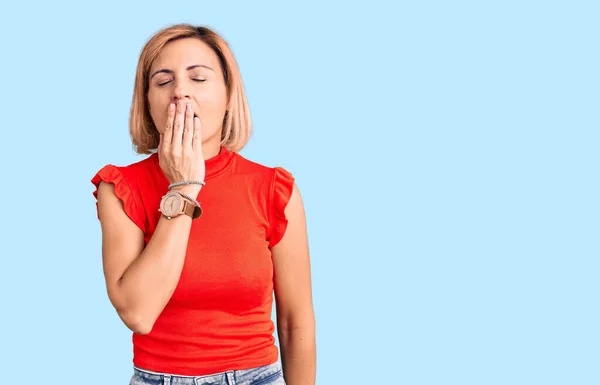 Ung Blond Kvinna Bär Casual Kläder Uttråkad Gäspande Trött Täcker — Stockfoto